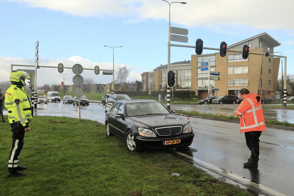 Politieauto in de kreukels na aanrijding