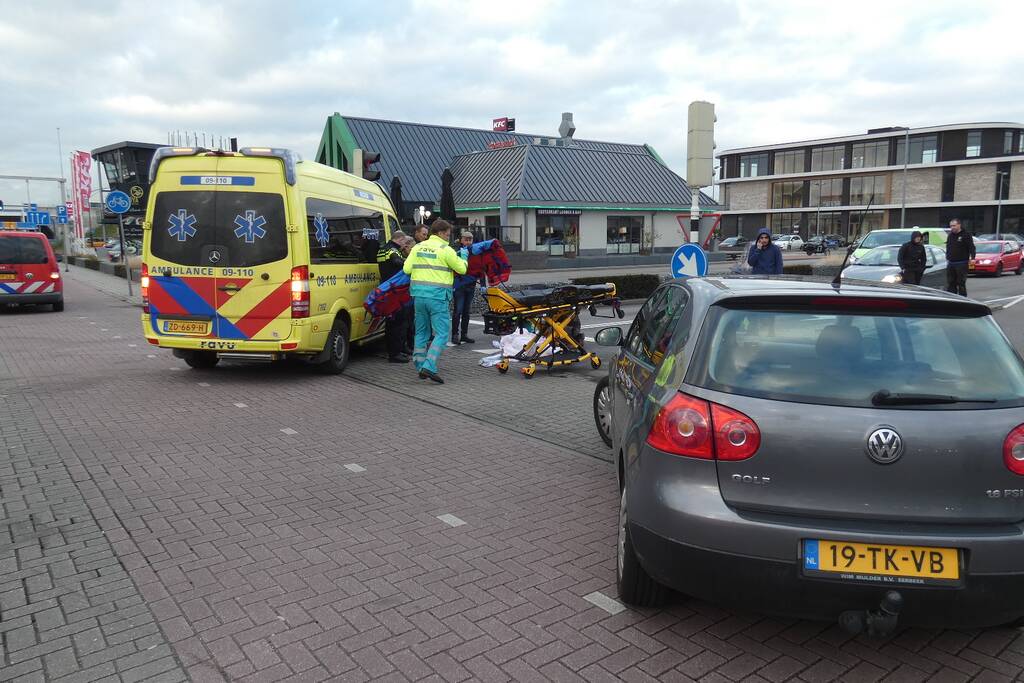 Scooterrijder gewond na aanrijding met auto