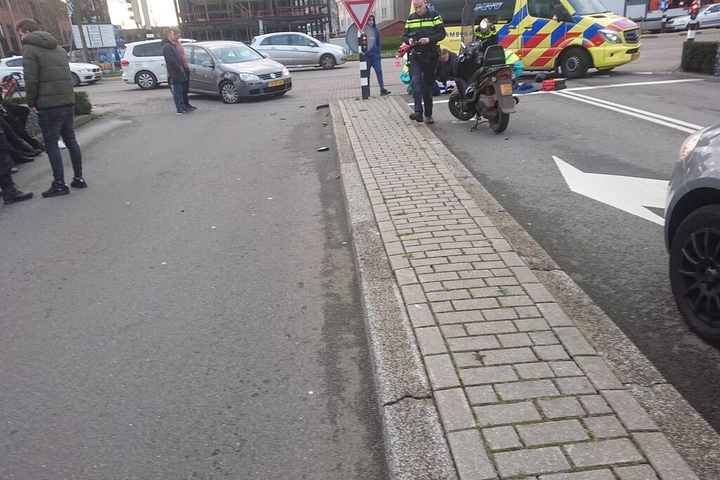 Scooterrijder gewond na aanrijding met auto
