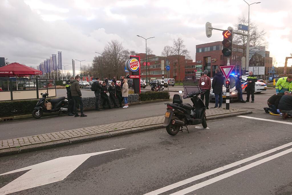 Scooterrijder gewond na aanrijding met auto