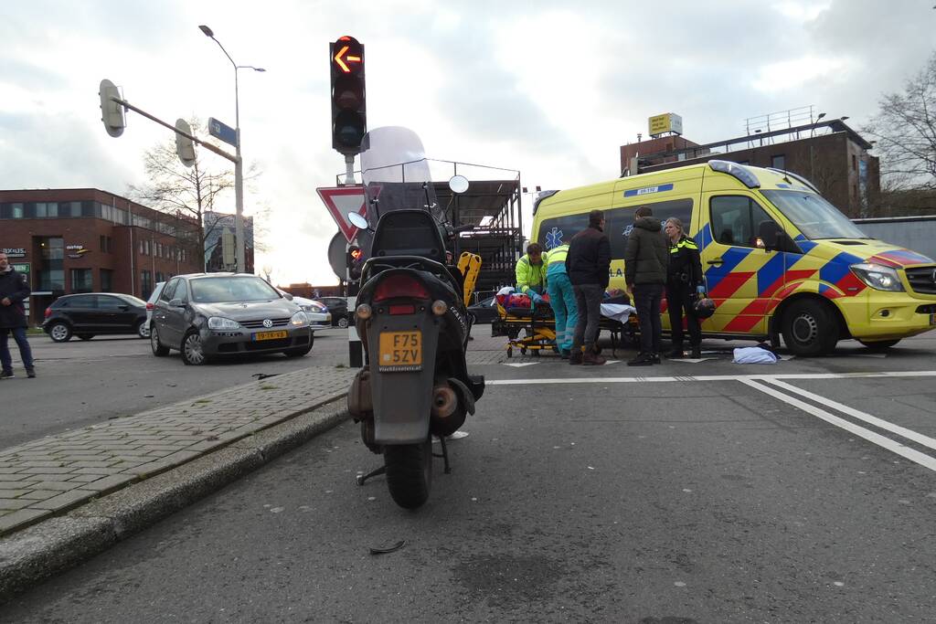 Scooterrijder gewond na aanrijding met auto