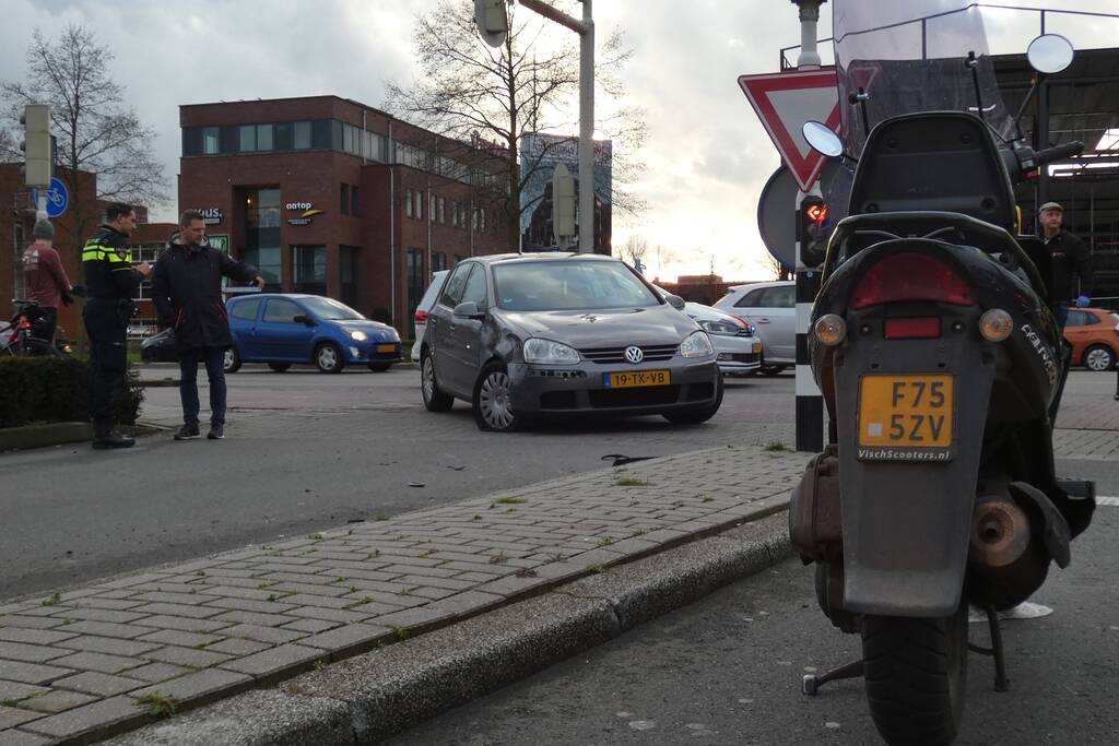Scooterrijder gewond na aanrijding met auto