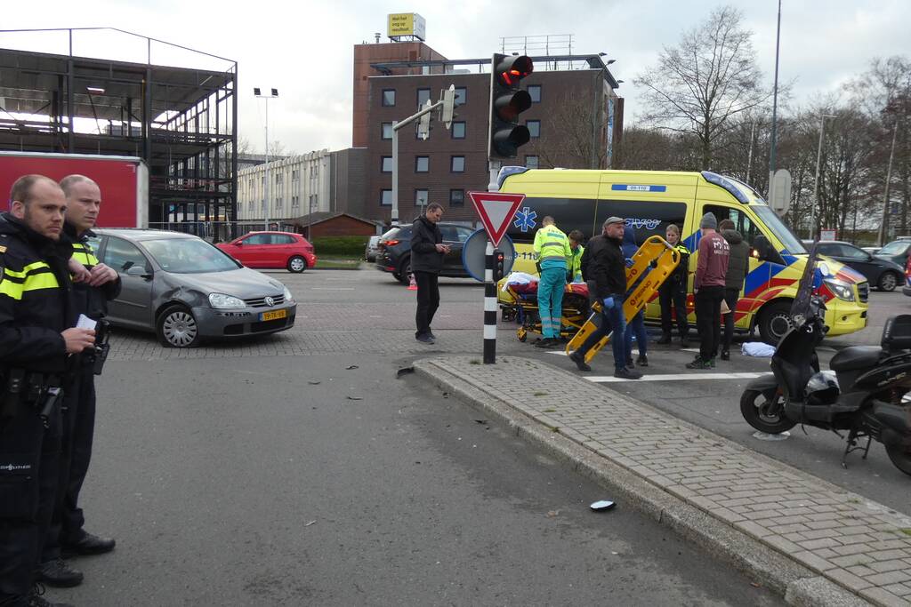 Scooterrijder gewond na aanrijding met auto