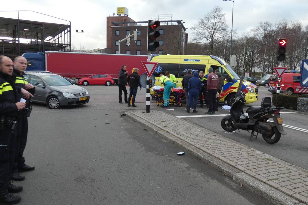 Scooterrijder gewond na aanrijding met auto