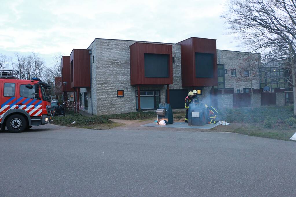 Veel rook bij brand in ondergrondse container