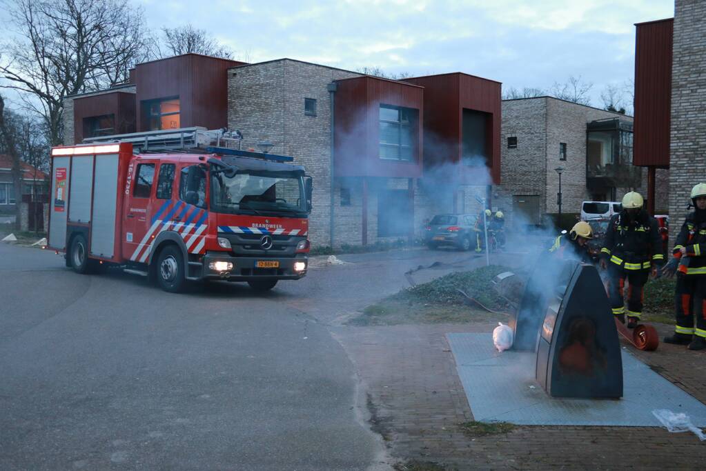 Veel rook bij brand in ondergrondse container