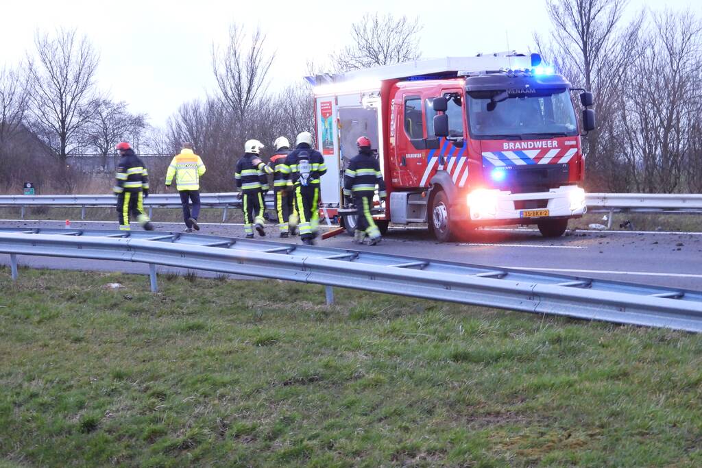 Flinke schade na crash tegen vangrail