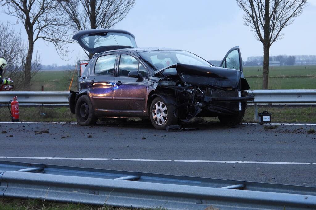 Flinke schade na crash tegen vangrail