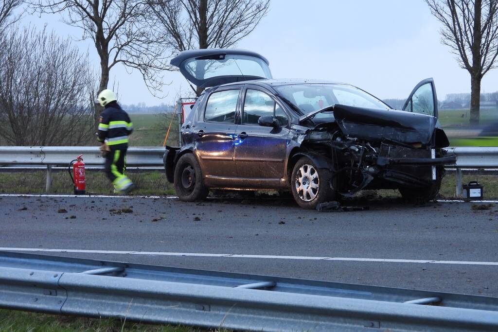 Flinke schade na crash tegen vangrail