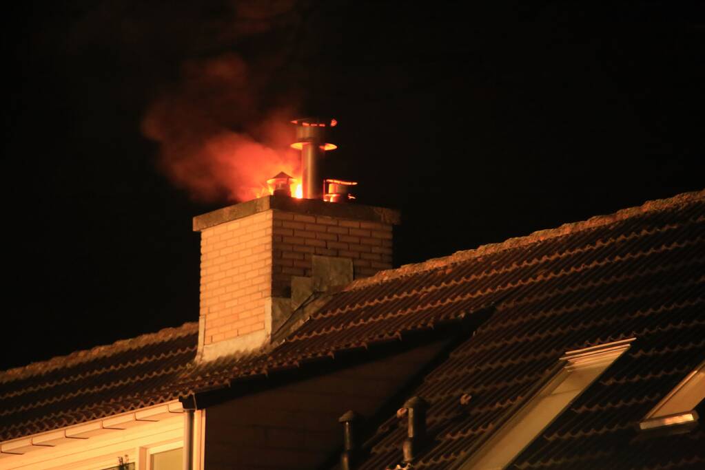 Brand in schoorsteen van woning