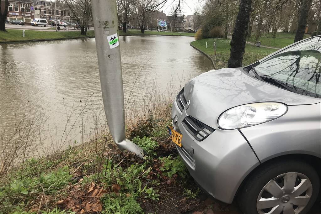Auto vliegt uit de bocht en ramt lantaarnpaal