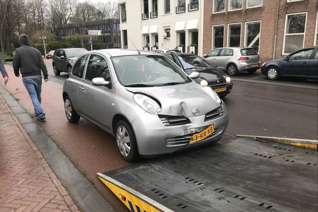 Auto vliegt uit de bocht en ramt lantaarnpaal
