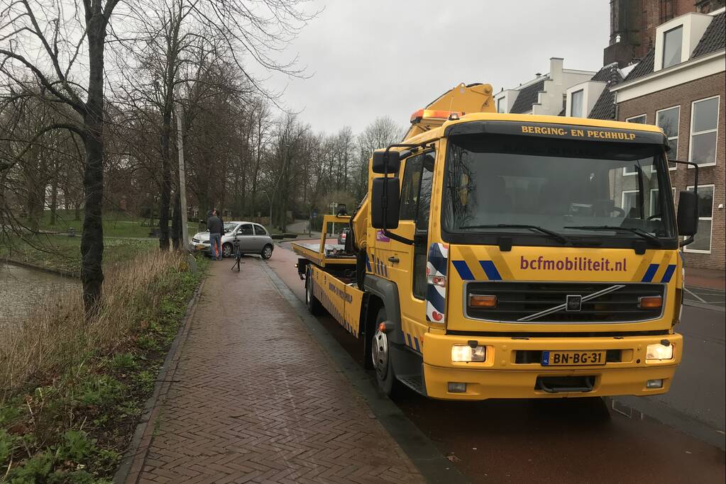 Auto vliegt uit de bocht en ramt lantaarnpaal