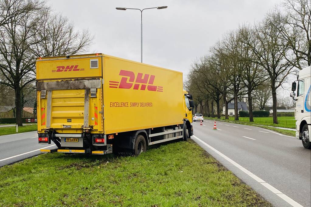 DHL-vrachtwagen komt vast te zitten middenberm