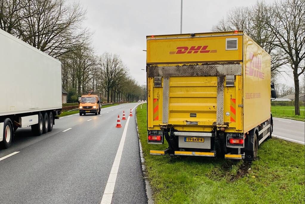 DHL-vrachtwagen komt vast te zitten middenberm