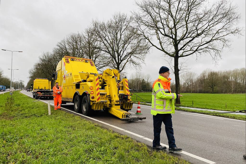 DHL-vrachtwagen komt vast te zitten middenberm