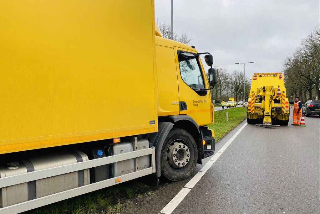 DHL-vrachtwagen komt vast te zitten middenberm