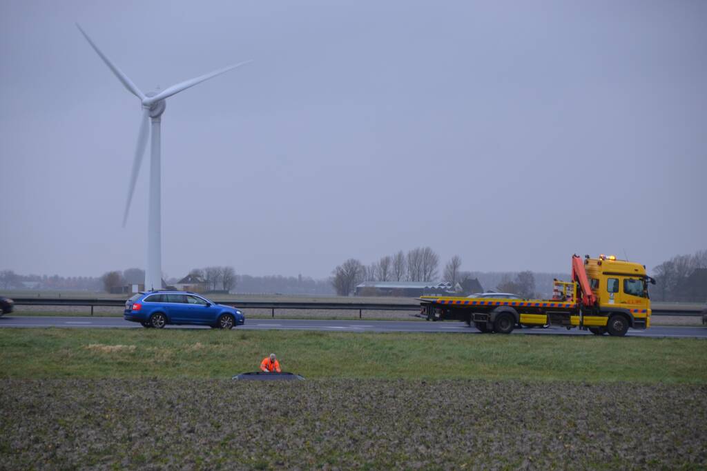 Auto raakt van snelweg A31 en belandt in de sloot