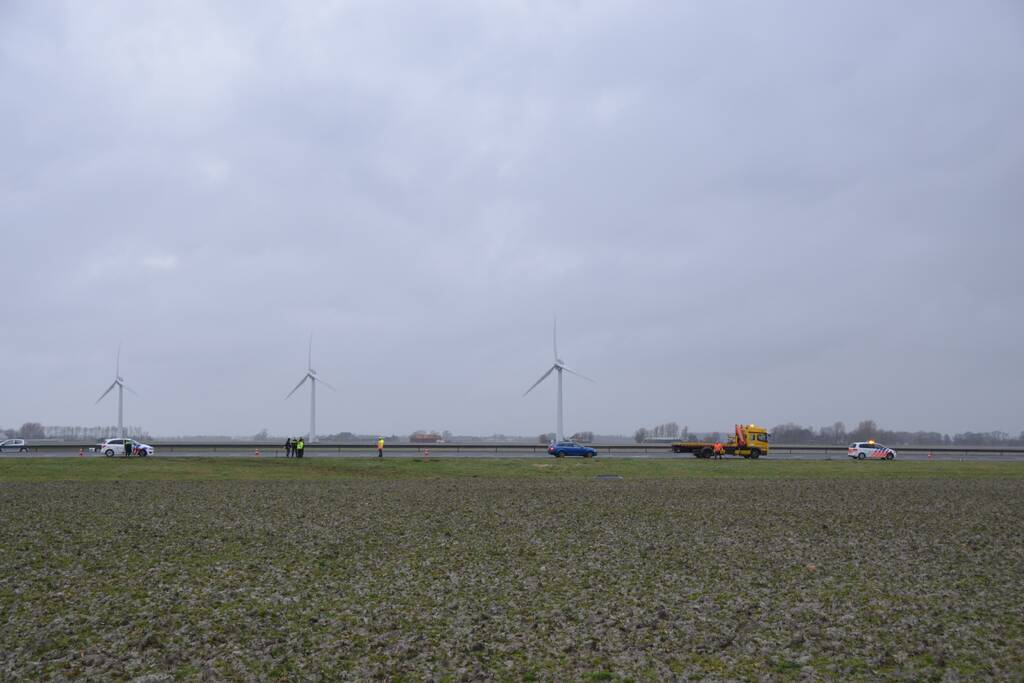 Auto raakt van snelweg A31 en belandt in de sloot