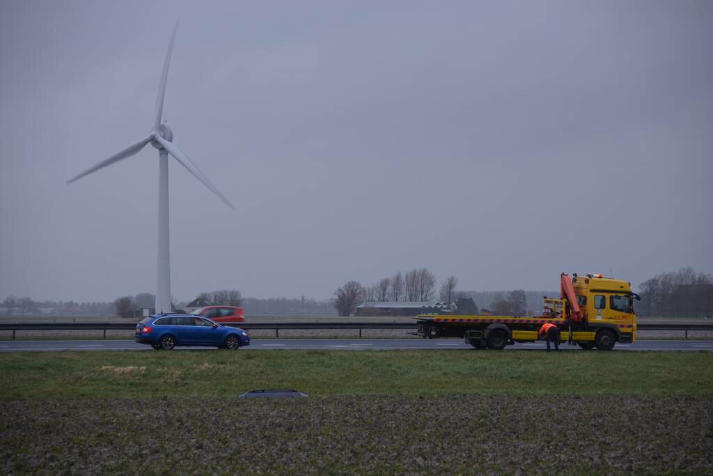 Auto raakt van snelweg A31 en belandt in de sloot