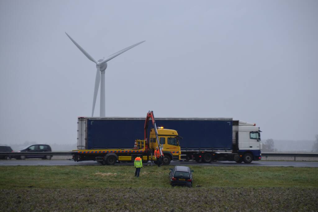 Auto raakt van snelweg A31 en belandt in de sloot