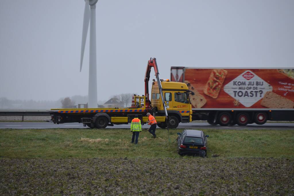 Auto raakt van snelweg A31 en belandt in de sloot
