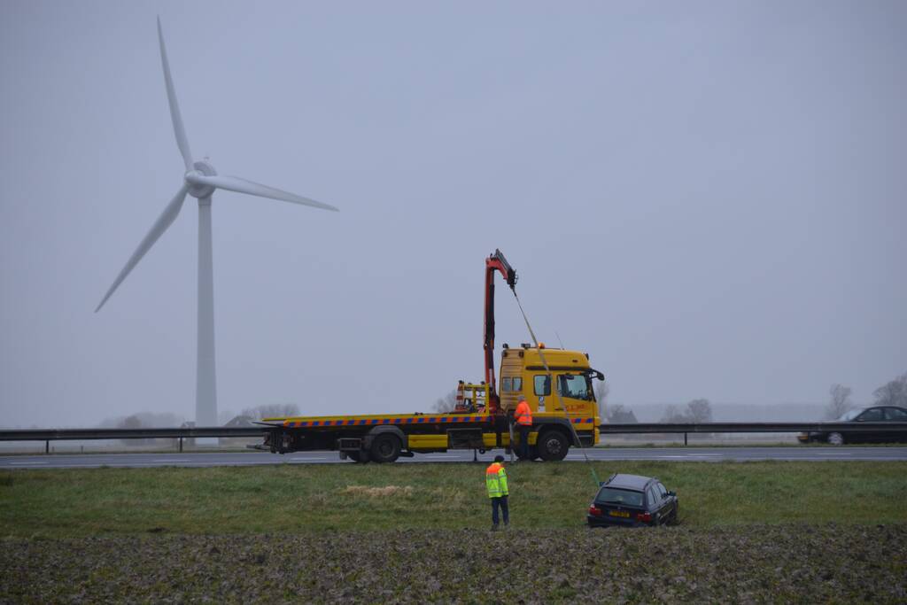 Auto raakt van snelweg A31 en belandt in de sloot