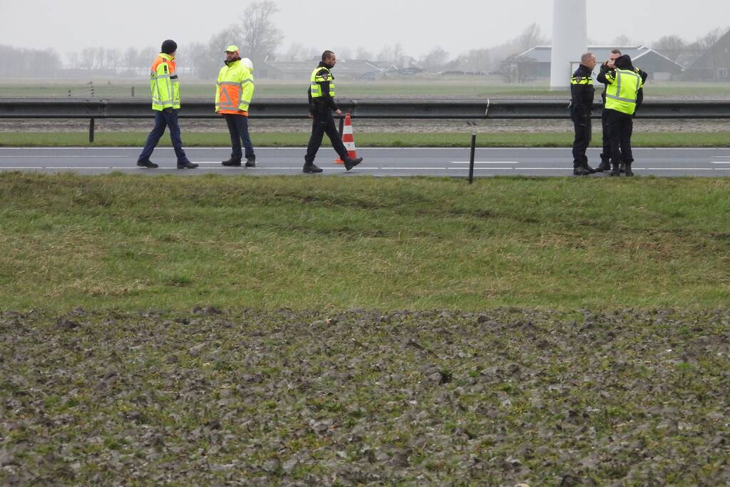 Auto raakt van snelweg A31 en belandt in de sloot