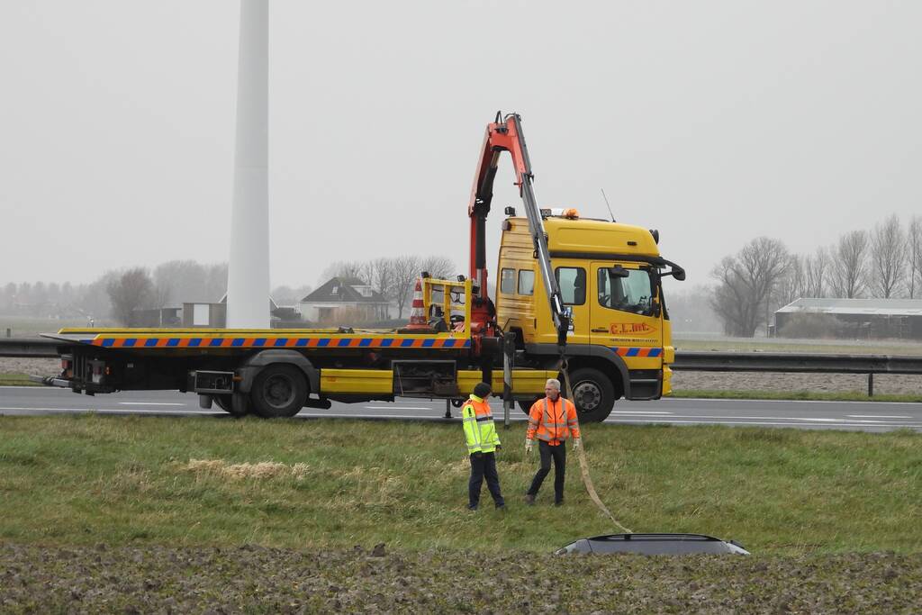 Auto raakt van snelweg A31 en belandt in de sloot