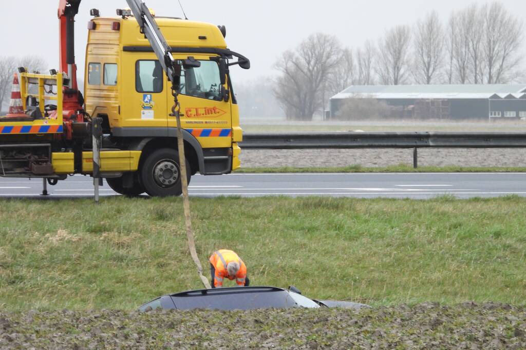 Auto raakt van snelweg A31 en belandt in de sloot