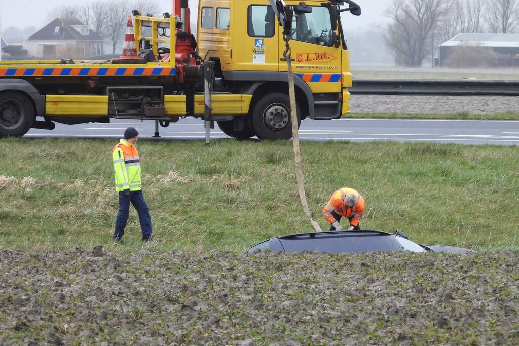 Auto raakt van snelweg A31 en belandt in de sloot