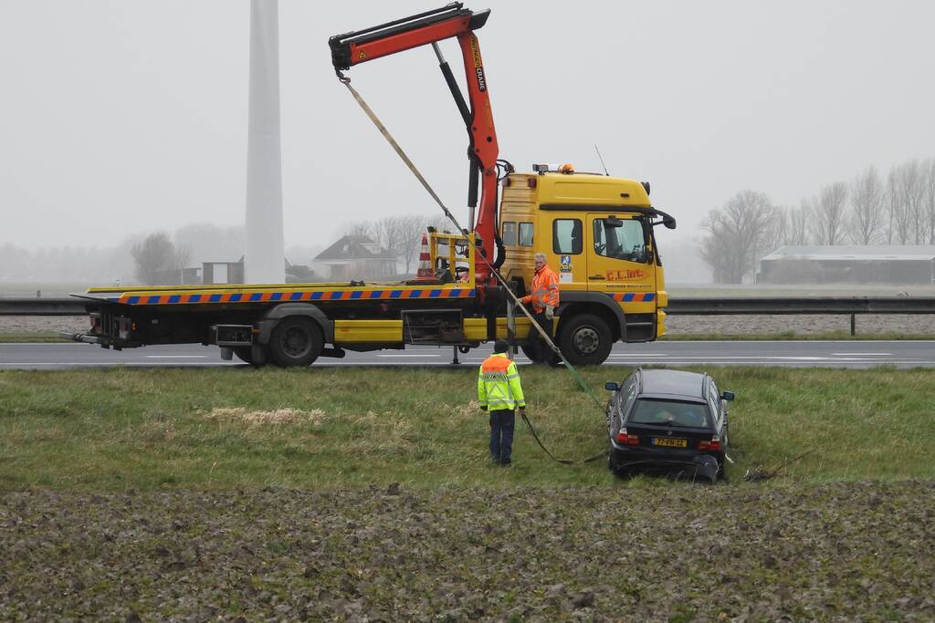 Auto raakt van snelweg A31 en belandt in de sloot