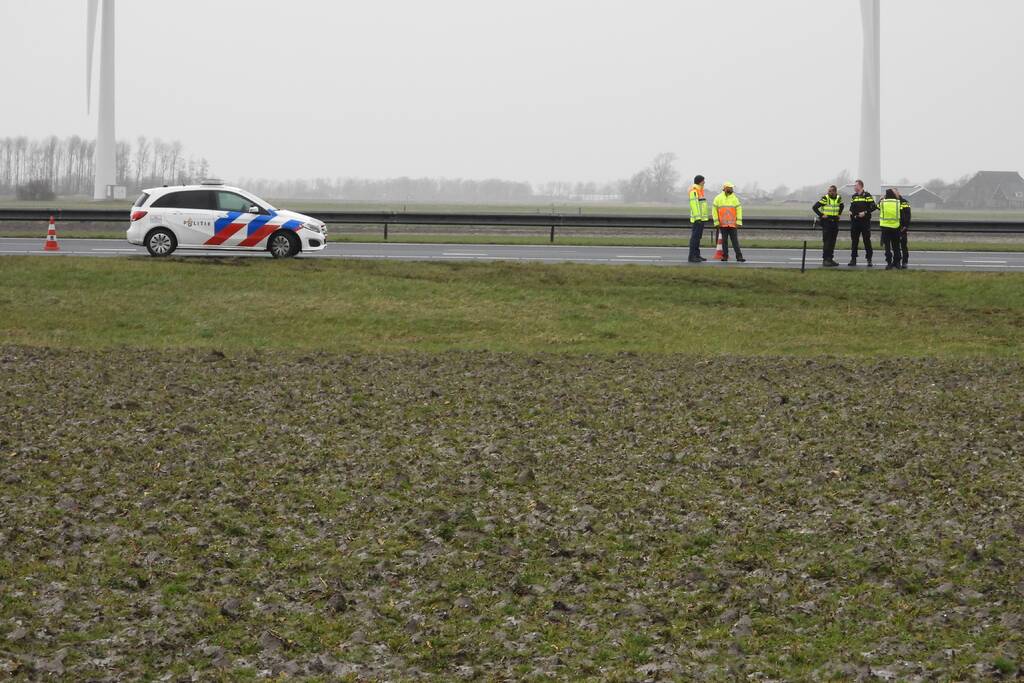 Auto raakt van snelweg A31 en belandt in de sloot