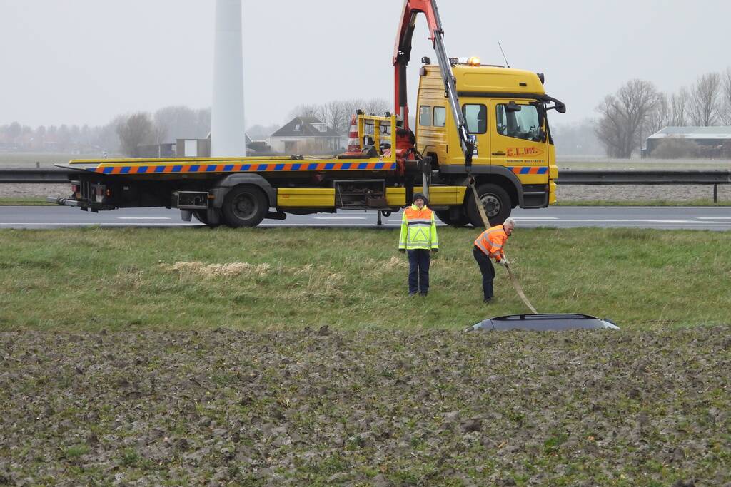 Auto raakt van snelweg A31 en belandt in de sloot