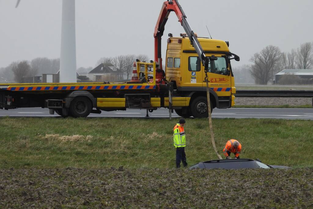 Auto raakt van snelweg A31 en belandt in de sloot