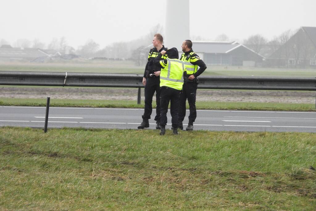 Auto raakt van snelweg A31 en belandt in de sloot