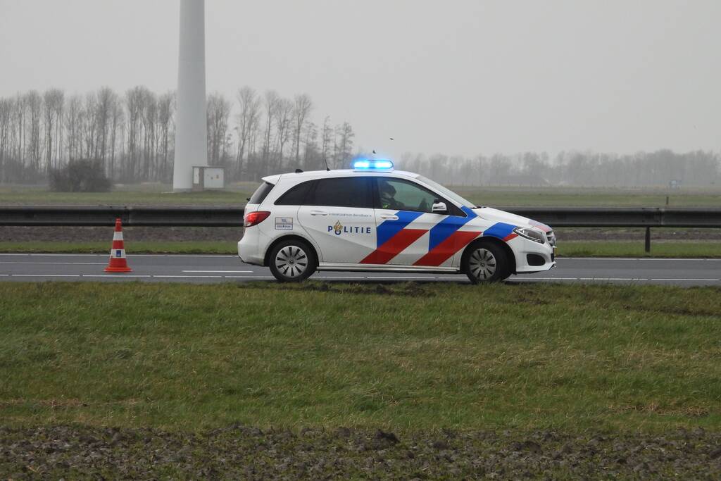 Auto raakt van snelweg A31 en belandt in de sloot
