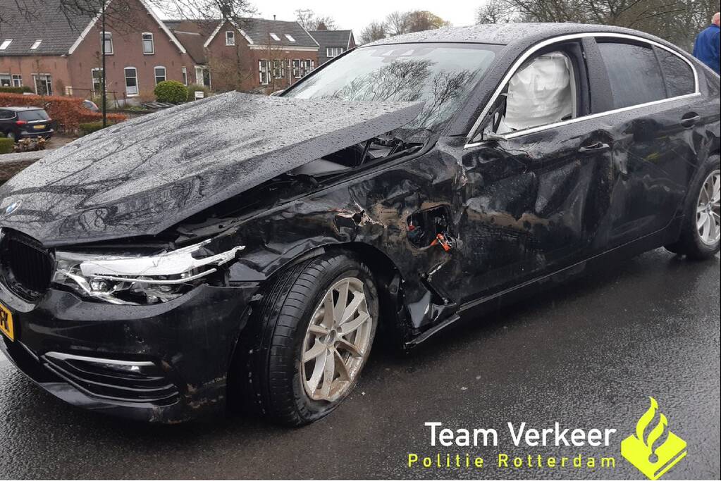 BMW zwaar beschadigd na crash op tractor