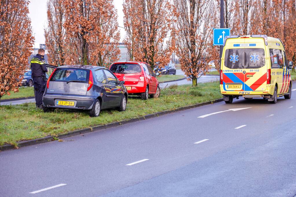 Auto raakt van de weg en botst op boom