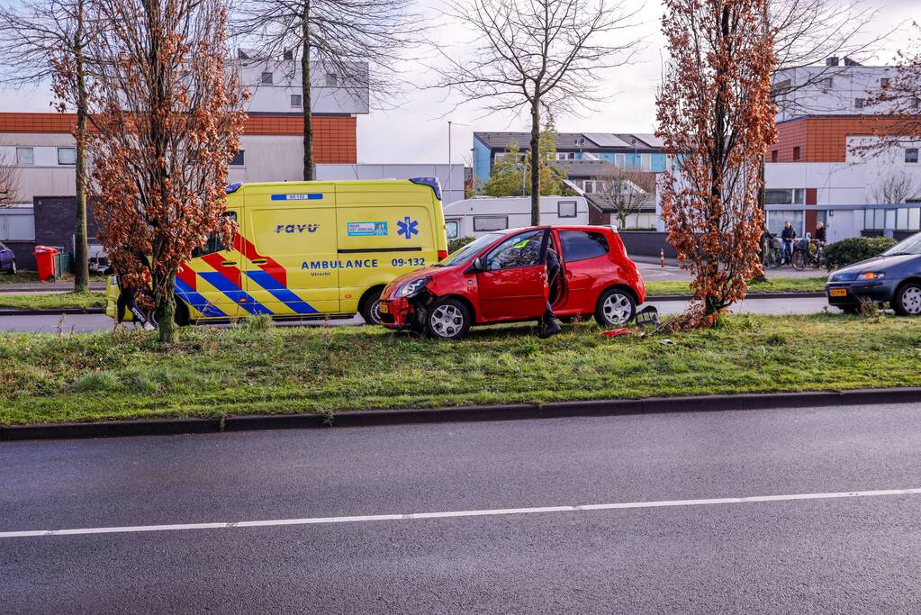 Auto raakt van de weg en botst op boom