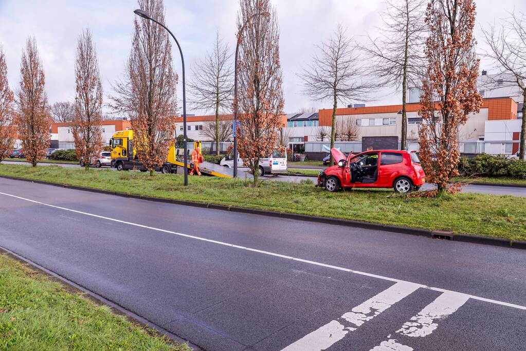 Auto raakt van de weg en botst op boom