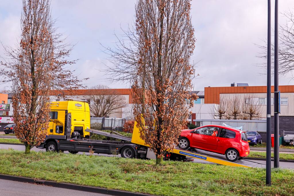 Auto raakt van de weg en botst op boom