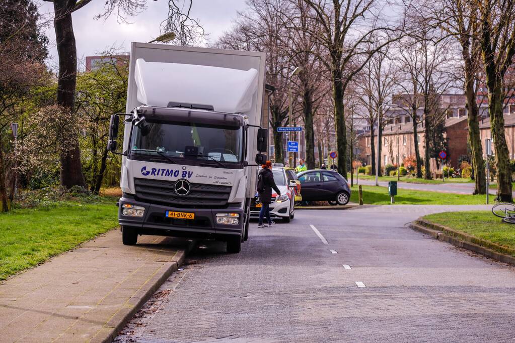 Vrachtwagen en personenwagen botsen met elkaar