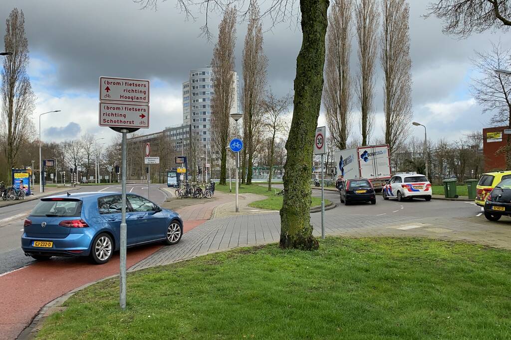 Vrachtwagen en personenwagen botsen met elkaar