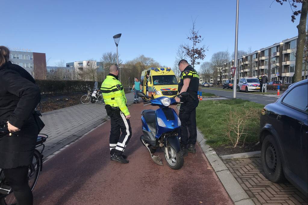 Twee scooterrijders botsen op elkaar