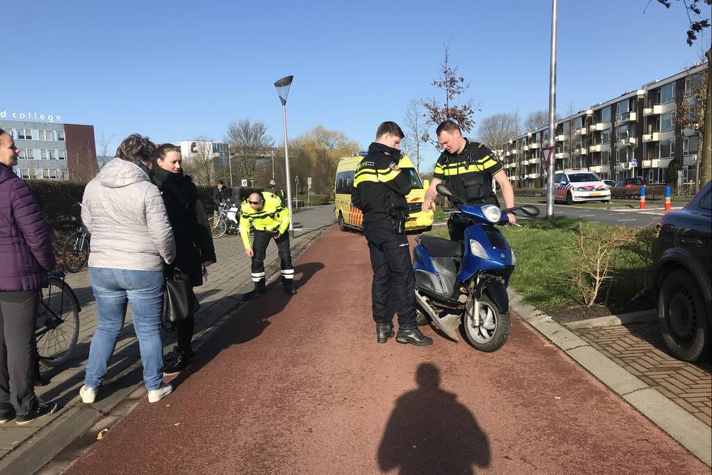 Twee scooterrijders botsen op elkaar