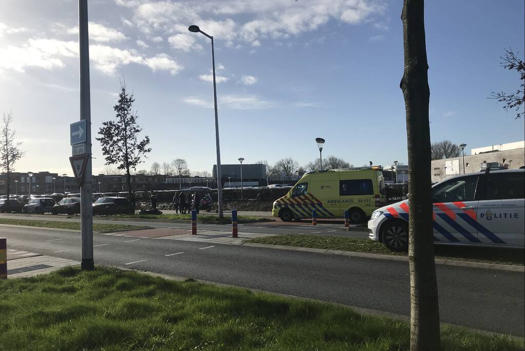 Twee scooterrijders botsen op elkaar