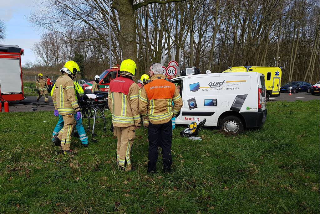 Bestelbus raakt van de weg en belandt tegen een boom