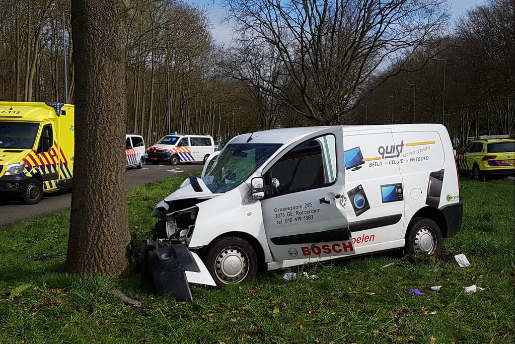 Bestelbus raakt van de weg en belandt tegen een boom