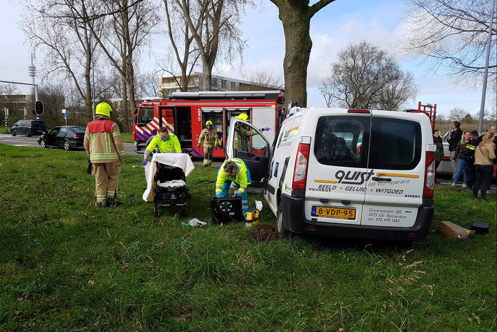 Bestelbus raakt van de weg en belandt tegen een boom